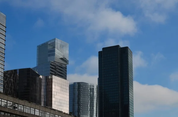 Exterior Diferentes Rascacielos Modernos Contra Cielo Azul — Foto de Stock