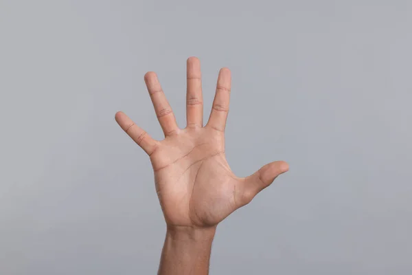 Man Geven High Five Grijze Achtergrond Close Van Hand — Stockfoto
