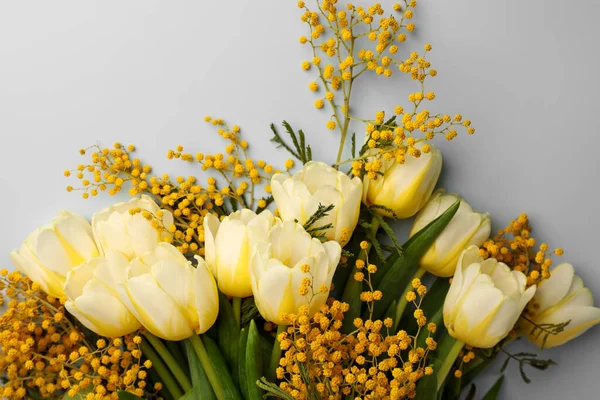 美しいチューリップとミモザの花の花束ライトグレーの背景 トップビュー — ストック写真