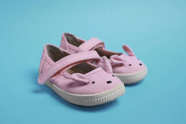 배경에 귀여운 아기용 신발들 — 스톡 사진