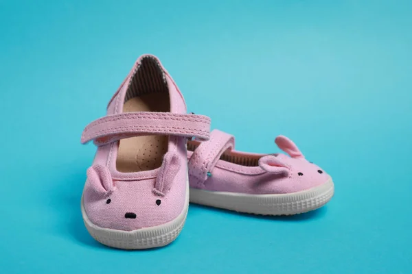 Par Lindos Zapatos Bebé Sobre Fondo Azul Claro —  Fotos de Stock