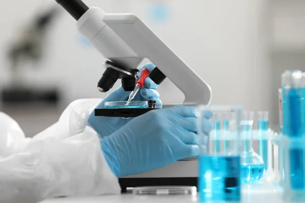 Científico Que Gotea Muestra Placa Petri Mientras Trabaja Con Microscopio — Foto de Stock