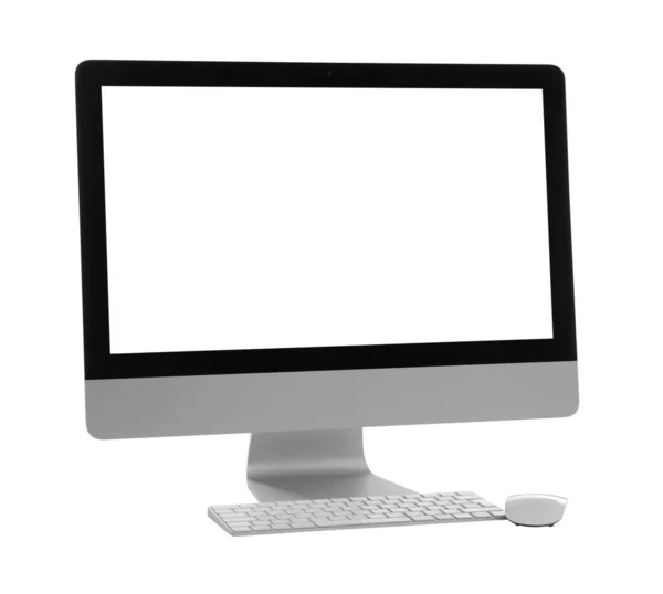 新计算机 白色背景上有空白显示器屏幕 键盘和鼠标 — 图库照片
