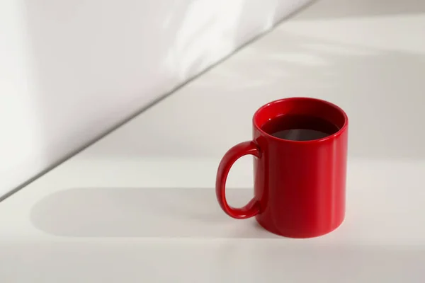 Tasse Céramique Rouge Avec Boisson Sur Table Blanche Intérieur Maquette — Photo