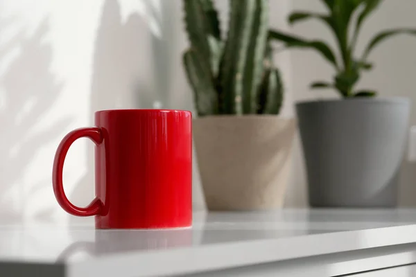 白色桌子上的红色陶瓷杯子在室内 用于设计的模型 — 图库照片