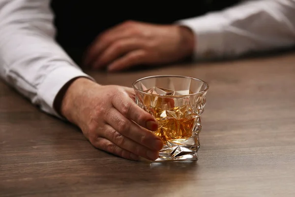 Barkeeper Mit Einem Glas Whisky Der Theke Drinnen Nahaufnahme — Stockfoto