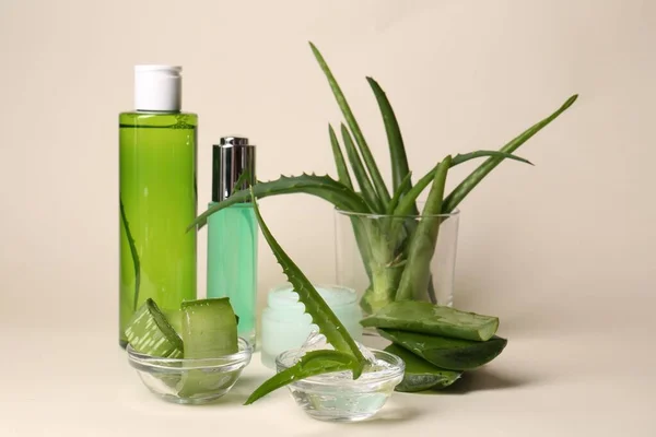 Kosmetické Výrobky Čerstvé Aloe Béžovém Pozadí — Stock fotografie