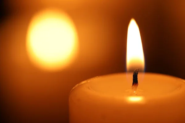 Brennende Kerze Auf Verschwommenem Hintergrund Nahaufnahme Raum Für Text — Stockfoto