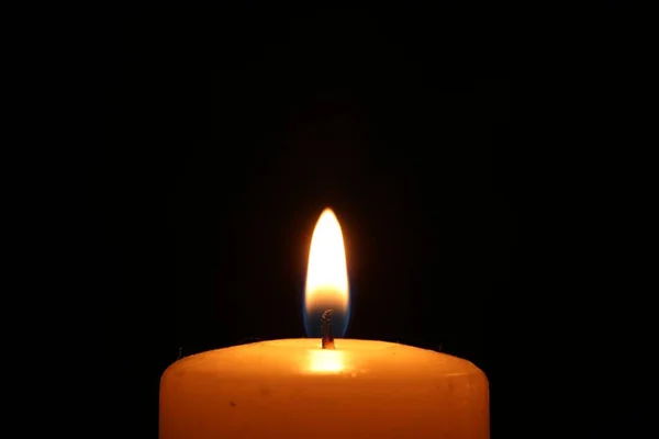 在黑色背景上燃蜡蜡烛 — 图库照片