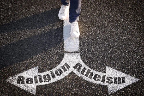 Επιλογή Μεταξύ Αθεϊσμού Και Θρησκείας Άνθρωπος Που Περπατά Προς Σχεδιαγράμματα — Φωτογραφία Αρχείου