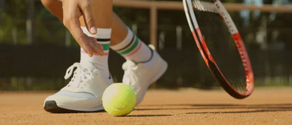 在阳光灿烂的日子 女运动员在球场上打网球 条幅设计 — 图库照片