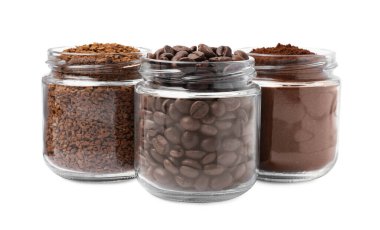 Kavanozlar beyaz arka planda farklı tipte kahve içerler.