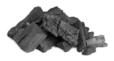 Beyaz üzerine izole edilmiş kömür yığını. Mineral yatakları