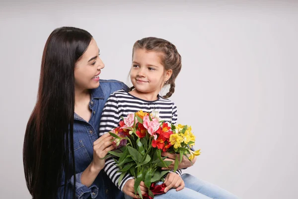Boldog Aranyos Lánya Csokor Gyönyörű Virágok Világosszürke Háttér Hely Szöveg — Stock Fotó