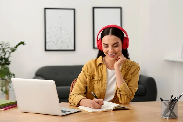 Online Translation Course Student Headphones Writing Laptop Home — Stock Photo, Image