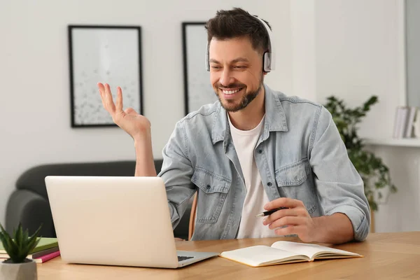 Homem Fones Ouvido Estudando Laptop Casa Curso Tradução Online — Fotografia de Stock