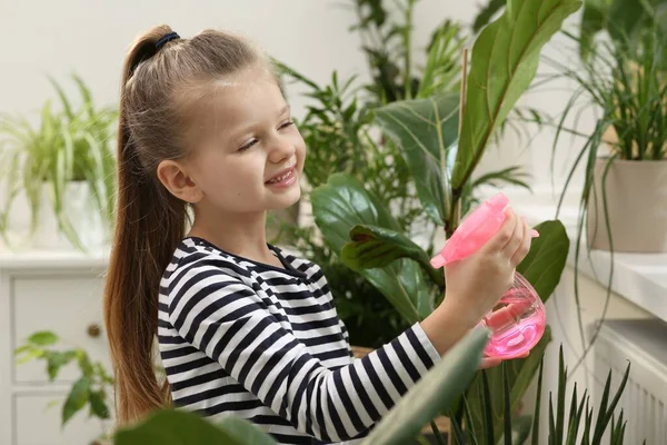 Χαριτωμένο Κοριτσάκι Ψεκάζει Όμορφο Πράσινο Φυτό Στο Σπίτι Διακόσμηση Σπιτιού — Φωτογραφία Αρχείου