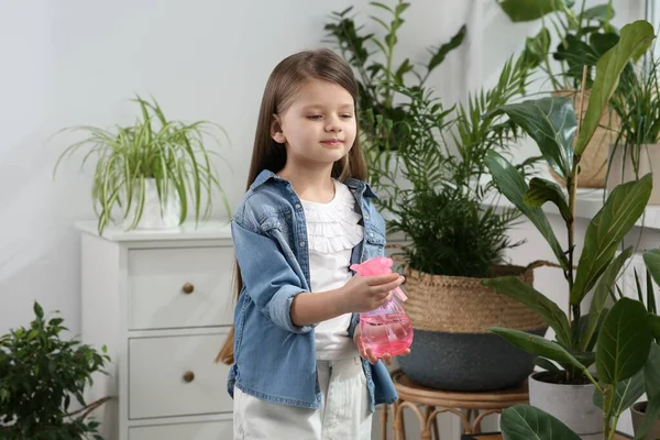 Милая Маленькая Девочка Распыляет Красивое Зеленое Растение Дома Декор Дома — стоковое фото