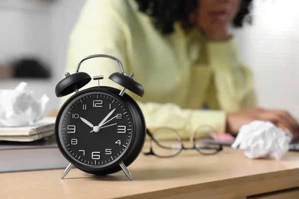 Conceito Prazo Relógio Alarme Preto Perto Mulher Que Trabalha Mesa — Fotografia de Stock