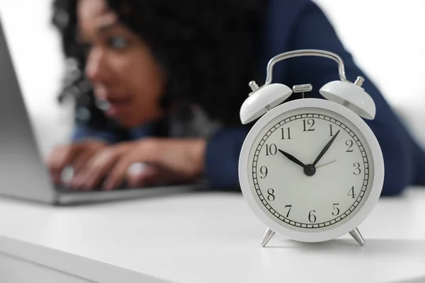 Fecha Límite Estresante Reloj Despertador Cerca Mujer Que Trabaja Escritorio —  Fotos de Stock