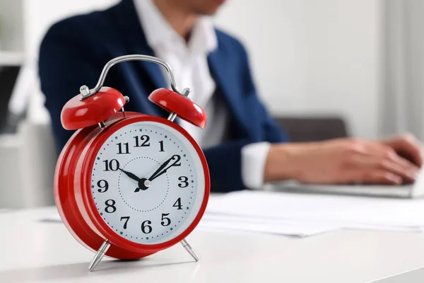 Reloj Despertador Rojo Hombre Trabajando Mesa Oficina Primer Plano Con —  Fotos de Stock
