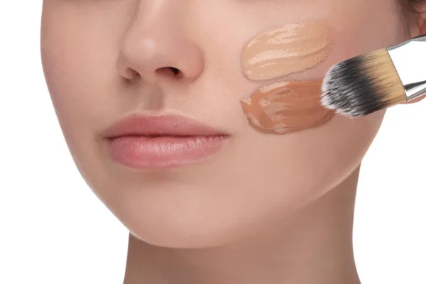 Teenage Girl Applying Foundation Face Brush Λευκό Φόντο Closeup — Φωτογραφία Αρχείου