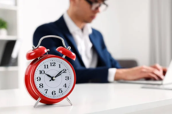 Relógio Alarme Vermelho Homem Trabalhando Mesa Escritório Close Com Espaço — Fotografia de Stock