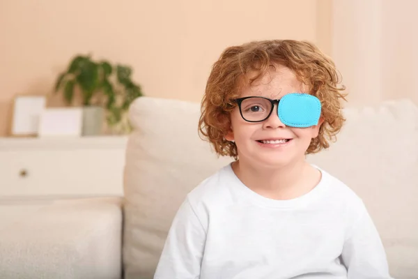 Szczęśliwy Chłopiec Przepaską Okularach Środku Miejsce Tekst Leczenie Zez — Zdjęcie stockowe