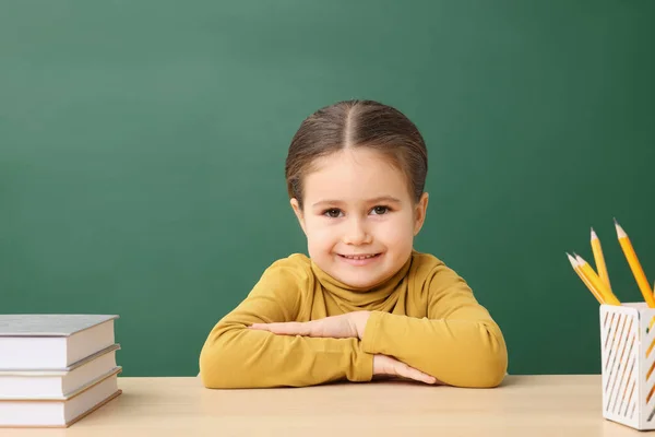 Glückliches Kleines Schulkind Sitzt Schreibtisch Mit Büchern Neben Der Tafel — Stockfoto