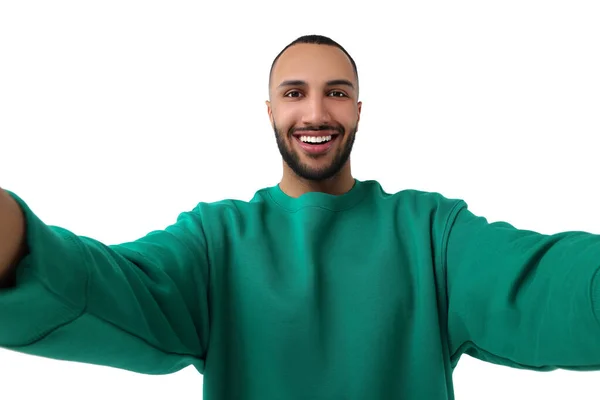 Χαμογελώντας Νεαρός Άνδρας Που Βγάζει Selfie Λευκό Φόντο — Φωτογραφία Αρχείου