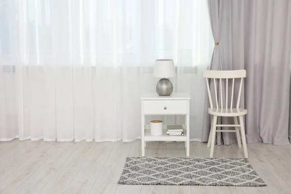Ruangan Interior Bergaya Dengan Kursi Yang Nyaman Meja Dan Tirai — Stok Foto