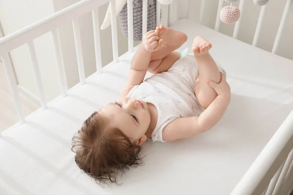 Милый Маленький Ребенок Лежит Удобной Кроватке Дома — стоковое фото