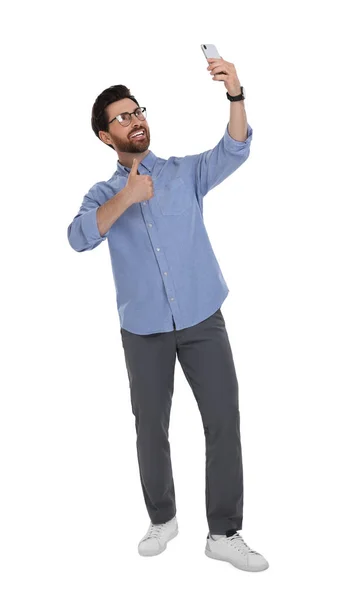 Uśmiechnięty Mężczyzna Robi Sobie Selfie Pomocą Smartfona Pokazuje Kciuki Białym — Zdjęcie stockowe