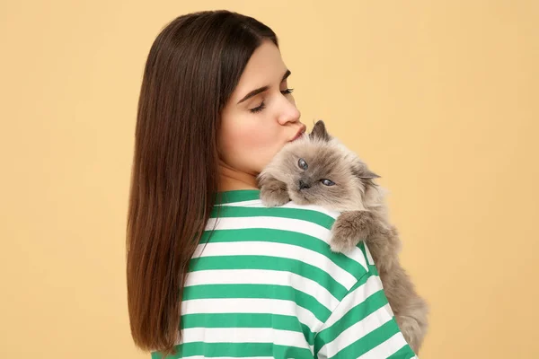 Mujer Besando Lindo Gato Luz Marrón Fondo — Foto de Stock