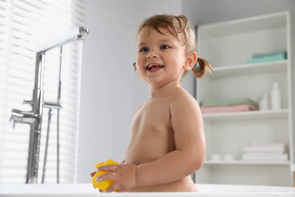 Glückliches Kleines Mädchen Mit Spielzeug Der Badewanne Hause — Stockfoto