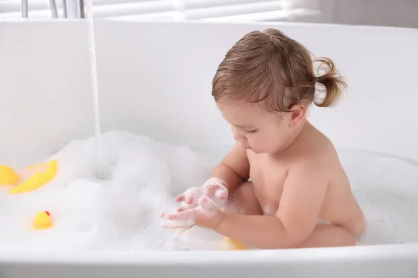 可爱的小女孩在室内用玩具泡泡浴 — 图库照片