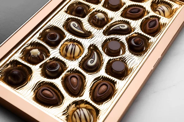 Caixa Deliciosos Doces Chocolate Mesa Mármore Branco Close — Fotografia de Stock