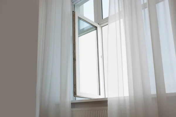 打开窗户 在室内挂上典雅的白色窗帘 室内设计 — 图库照片