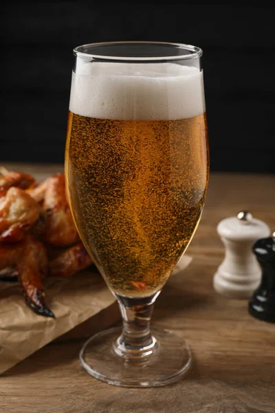 Glas Bier Heerlijke Gebakken Kippenvleugels Saus Houten Tafel Tegen Zwarte — Stockfoto