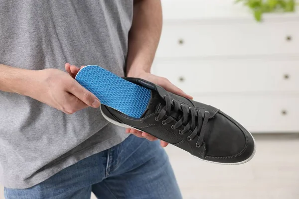 Ortopedik Tabanı Ayakkabının Içine Koyan Adam Yakın Plan — Stok fotoğraf