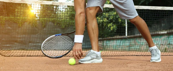 Sportovec Hrající Tenis Hřišti Slunečného Dne Detailní Záběr Návrh Nápisu — Stock fotografie