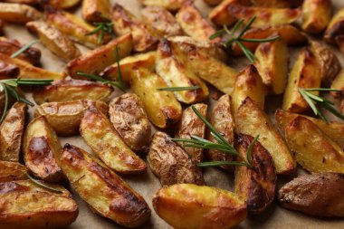 Lezzetli fırında patates ve parşömen kağıdında aromalı biberiye, yakın plan.