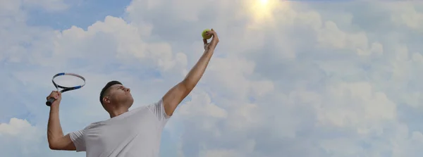 屋外でテニスをしながらボールを提供する男 低角度ビュー テキスト用スペース付きバナーデザイン — ストック写真