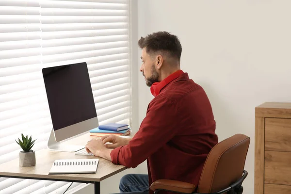 自宅でコンピューターを勉強している男 オンライン翻訳コース — ストック写真