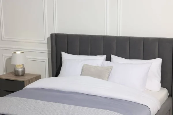 Comfortabel Bed Buurt Van Lamp Nachtkastje Stijlvolle Slaapkamer — Stockfoto