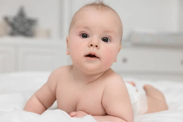 Söt Baby Liggande Vit Säng Hemma — Stockfoto