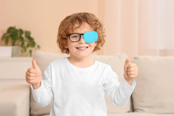 Šťastný Chlapec Páskou Přes Oko Brýlích Ukazující Palce Nahoru Léčba — Stock fotografie