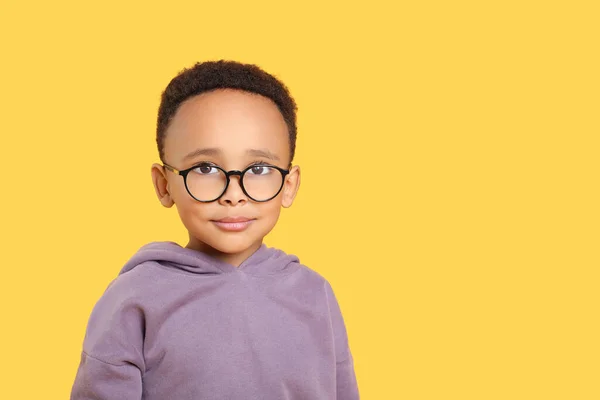 Rapaz Afro Americano Bonito Com Óculos Fundo Amarelo Espaço Para — Fotografia de Stock