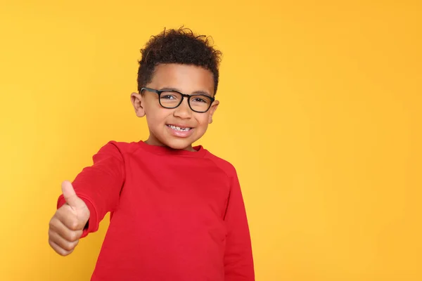 Rapaz Afro Americano Com Óculos Mostrar Polegar Fundo Amarelo Espaço — Fotografia de Stock