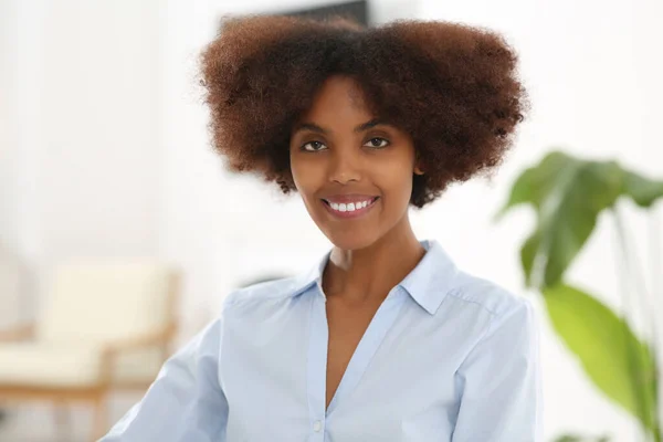 Portrait Smiling African American Woman Indoors — Φωτογραφία Αρχείου